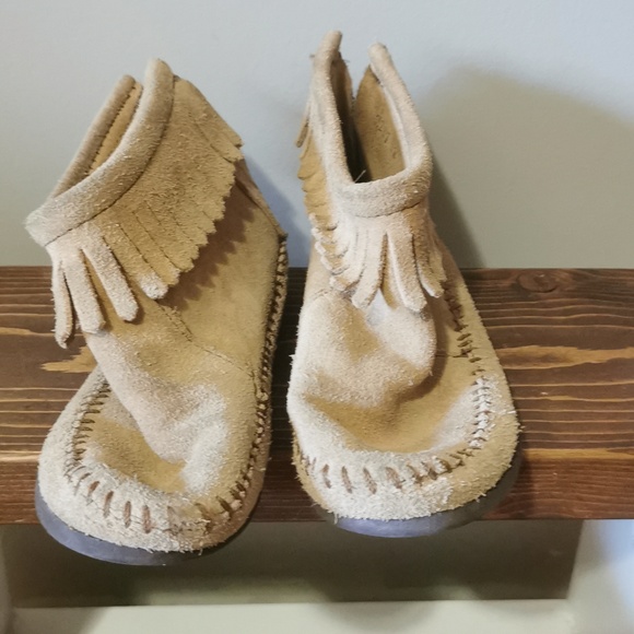 Girls Minnetonka Suede Moccasin Booties - Picture 2 of 6